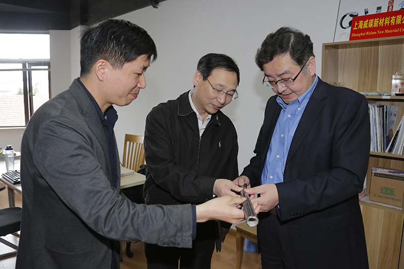 仪式后,领导与嘉宾们察看基地建设情况