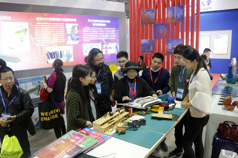 现场展示最新的科技产品。