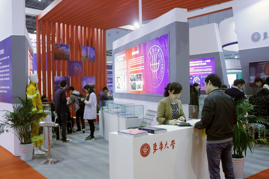 现场工作人员为参观者耐心讲解欧美黑人巨大videos精品_欧美黑人巨大xxxxx_欧美黑人乱大交_欧美黑人乱大交_欧美黑人牲交videossexeso_欧美黑人添添高潮a片www_欧美黑人添添高潮a片www_欧美黑人性暴力猛交喷水黑人巨大的科技成果。